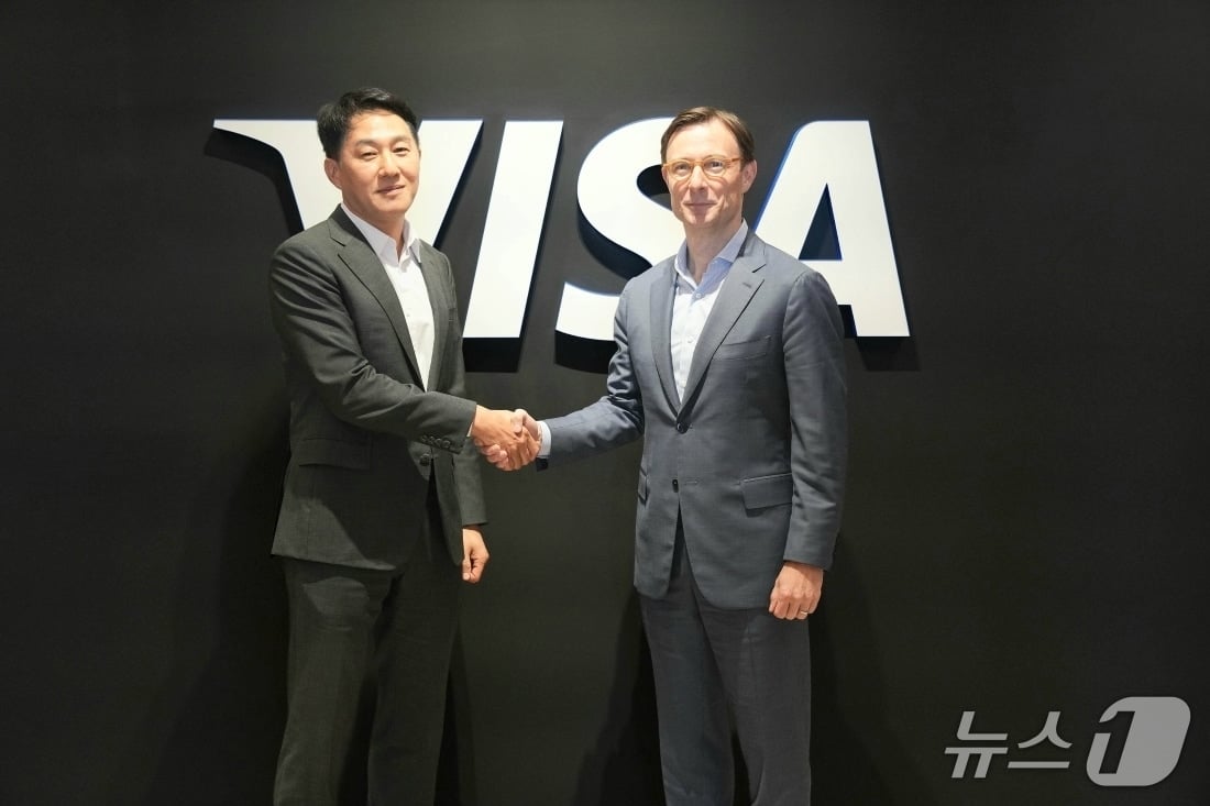 Dunamu CEO Oh Kyung-seok and Visa Global President Oliver Jenkyn after presenting the strategic partnership roadmap in San Francisco.