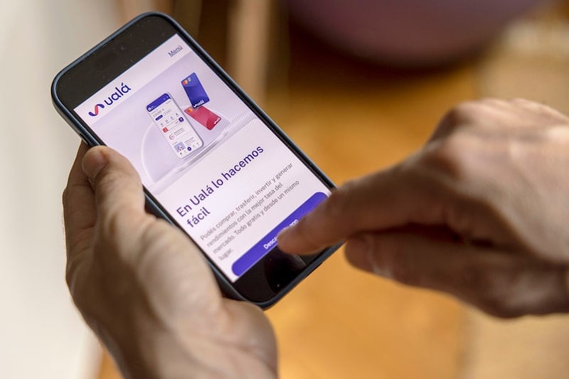 Photo of a user interacting with the Ual&aacute; mobile app &mdash; shows Ual&aacute;&rsquo;s consumer-facing product and scale, relevant context for Tether&rsquo;s $20M investment even though Ual&aacute; says it will not integrate USDT immediately.